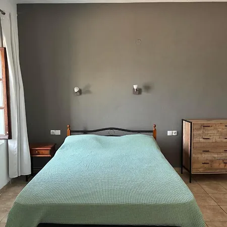 Atesi House-chorto منزل ريفي